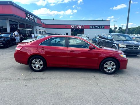 Used 2011 Toyota Camry LE image 2