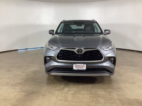 Used 2024 Toyota Highlander Platinum AWD/4WD image 2