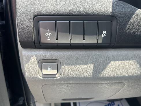 Used 2017 Kia Sedona LX w/ LX Essentials Premium Package FWD image 9