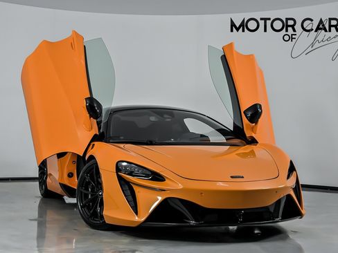 Used 2023 McLaren Artura image 1