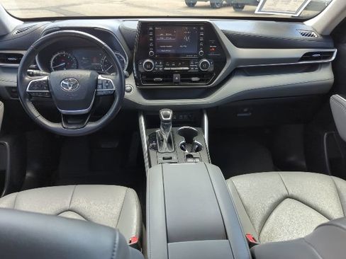 Used 2022 Toyota Highlander XLE AWD/4WD image 7