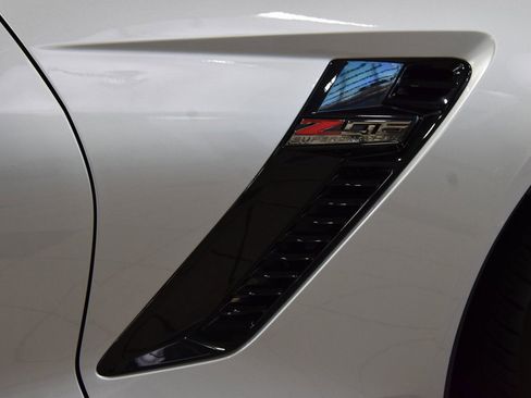 Used 2015 Chevrolet Corvette Z06 w/ 3LZ Preferred Equipment Group image 19