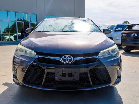 Used 2017 Toyota Camry SE FWD image 3