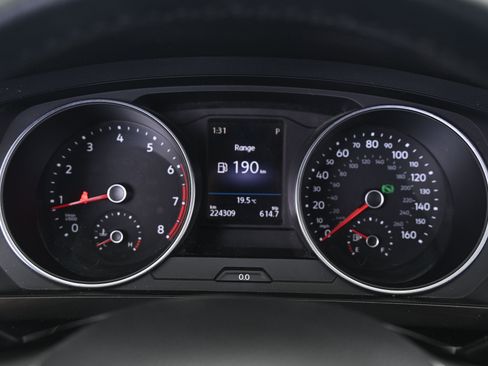 Used 2018 Volkswagen Tiguan SE AWD/4WD image 34