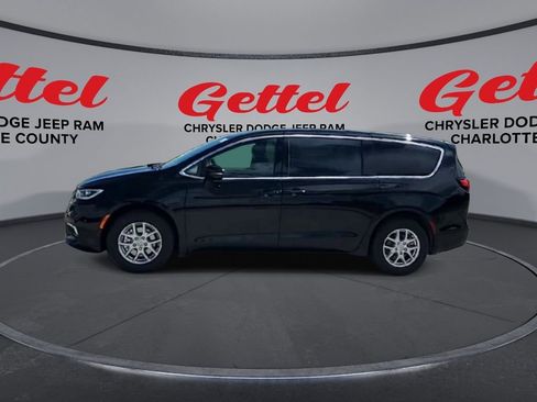 New 2026 Chrysler Pacifica Select image 4