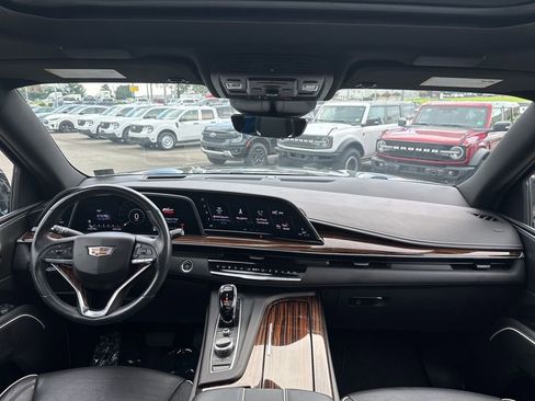 Used 2021 Cadillac Escalade Premium Luxury image 25