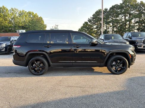 Used 2024 Jeep Grand Cherokee L Limited w/ Black Appearance Package AWD/4WD image 4