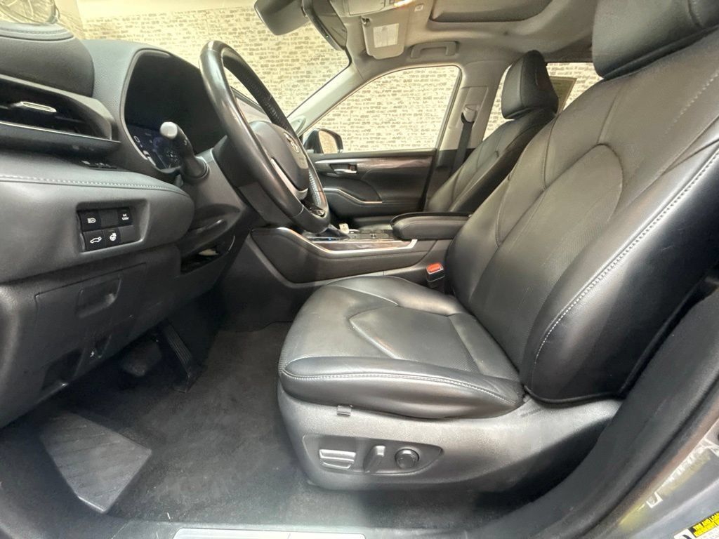 Used 2023 Toyota Highlander Limited FWD image 24