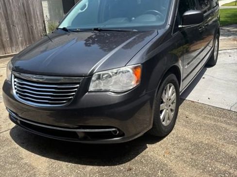 Used 2015 Chrysler Town & Country Touring FWD image 1