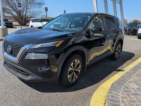 Used 2022 Nissan Rogue SV image 2