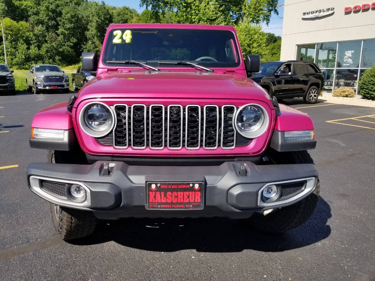 Used 2024 Jeep Wrangler Unlimited Sahara w/ Technology Group AWD/4WD image 2
