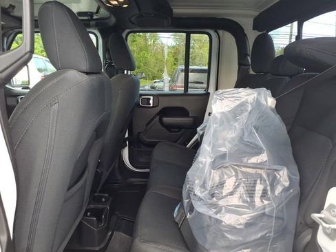 Certified 2022 Jeep Gladiator Sport AWD/4WD image 16