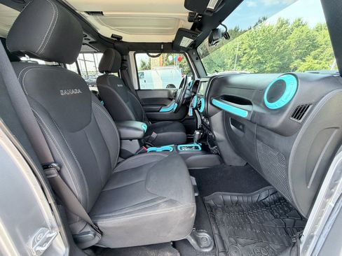 Used 2016 Jeep Wrangler Unlimited Sahara w/ Connectivity Group AWD/4WD image 23