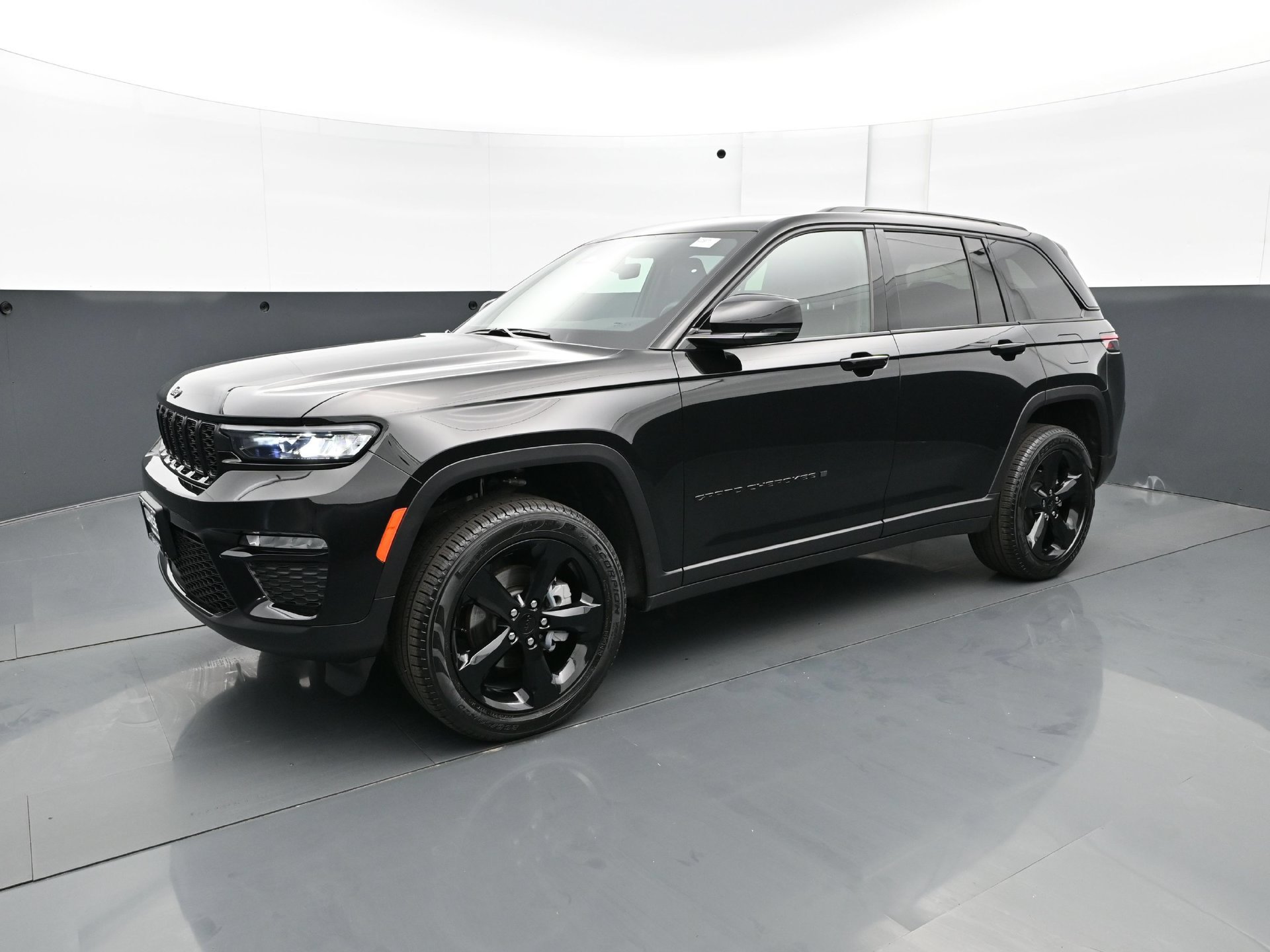 Used 2025 Jeep Grand Cherokee Limited w/ Black Appearance Package AWD/4WD image 2