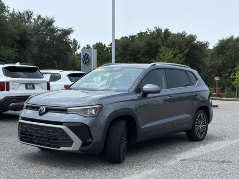 Used 2025 Volkswagen Taos SE w/ Panoramic Sunroof Package FWD image 33
