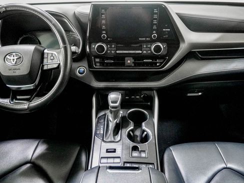 Used 2021 Toyota Highlander XLE image 23