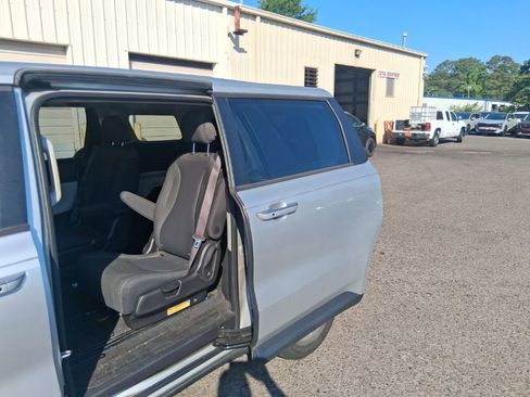 Used 2023 Kia Carnival LX FWD image 11