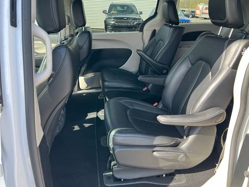 Used 2024 Chrysler Pacifica Limited FWD image 13