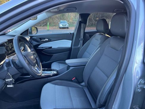 Used 2025 Chevrolet Trax LT w/ LT Convenience Package image 24