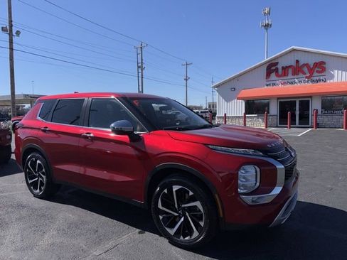 Used 2022 Mitsubishi Outlander SE image 1