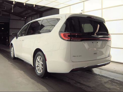 Used 2023 Chrysler Pacifica Touring-L image 9