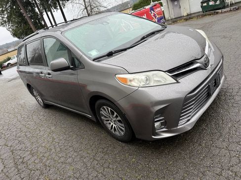 Used 2018 Toyota Sienna XLE Premium w/ Carpet Mat Package image 5