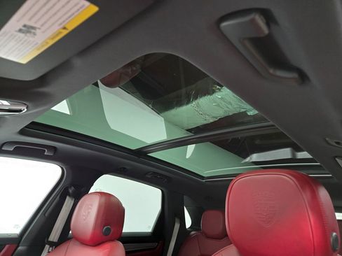 Used 2022 Porsche Cayenne Platinum Edition image 9