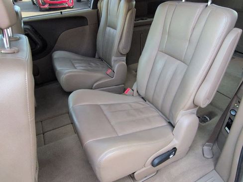 Used 2014 Chrysler Town & Country Touring-L w/ Driver Convenience Group image 19