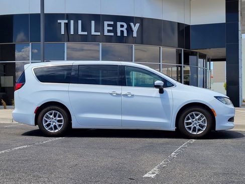 Used 2023 Chrysler Voyager LX FWD image 1