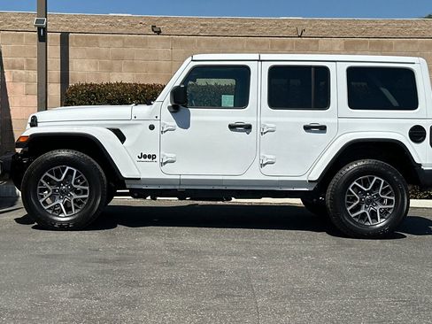 Used 2025 Jeep Wrangler Sahara image 7