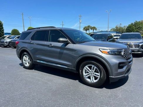 Used 2022 Ford Explorer XLT image 1