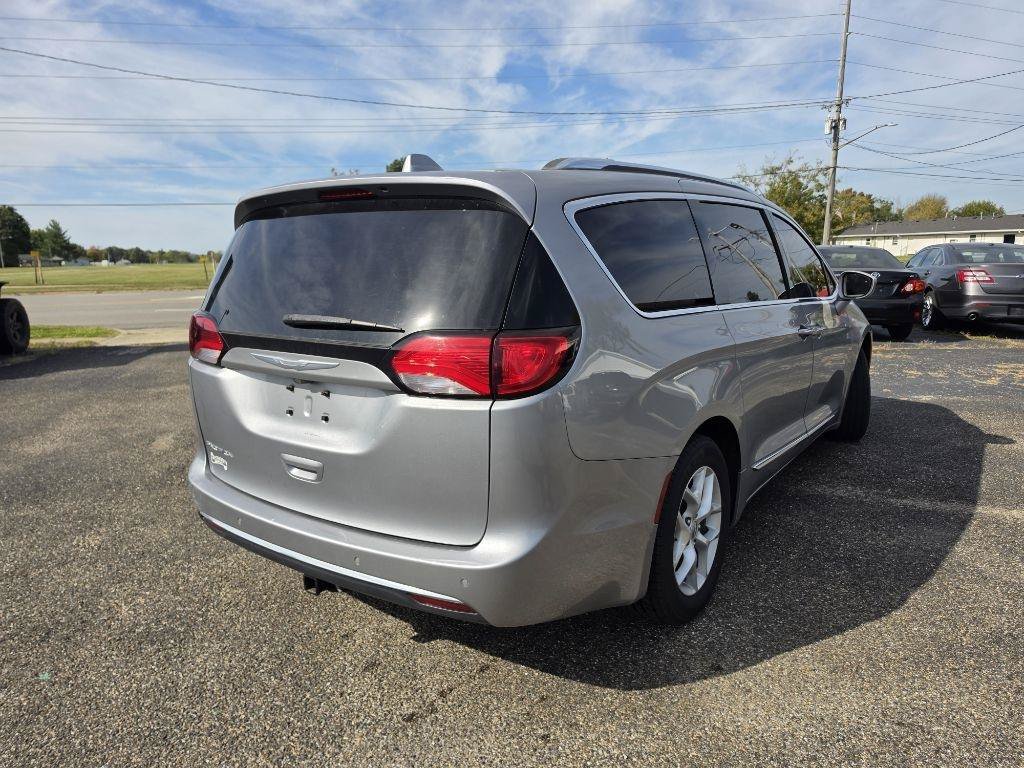 Used 2017 Chrysler Pacifica Touring-L Plus w/ Tire & Wheel Group FWD image 5