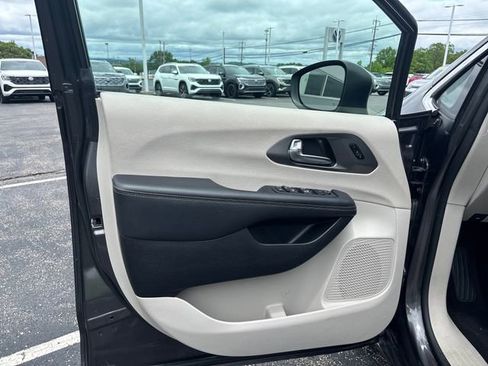 Used 2023 Chrysler Pacifica Touring-L FWD image 10