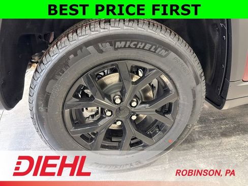 New 2025 Jeep Grand Cherokee Altitude image 8