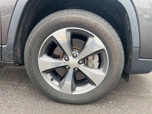 Used 2019 Jeep Cherokee Limited AWD/4WD image 12