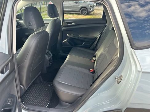 Used 2025 Volkswagen Taos SE FWD image 6