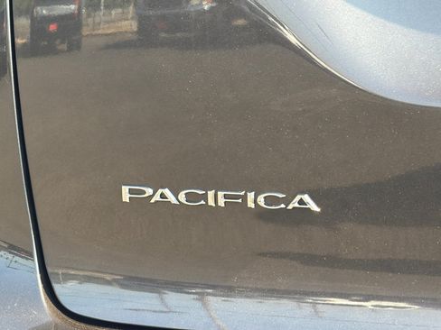 Used 2023 Chrysler Pacifica Touring-L FWD image 29