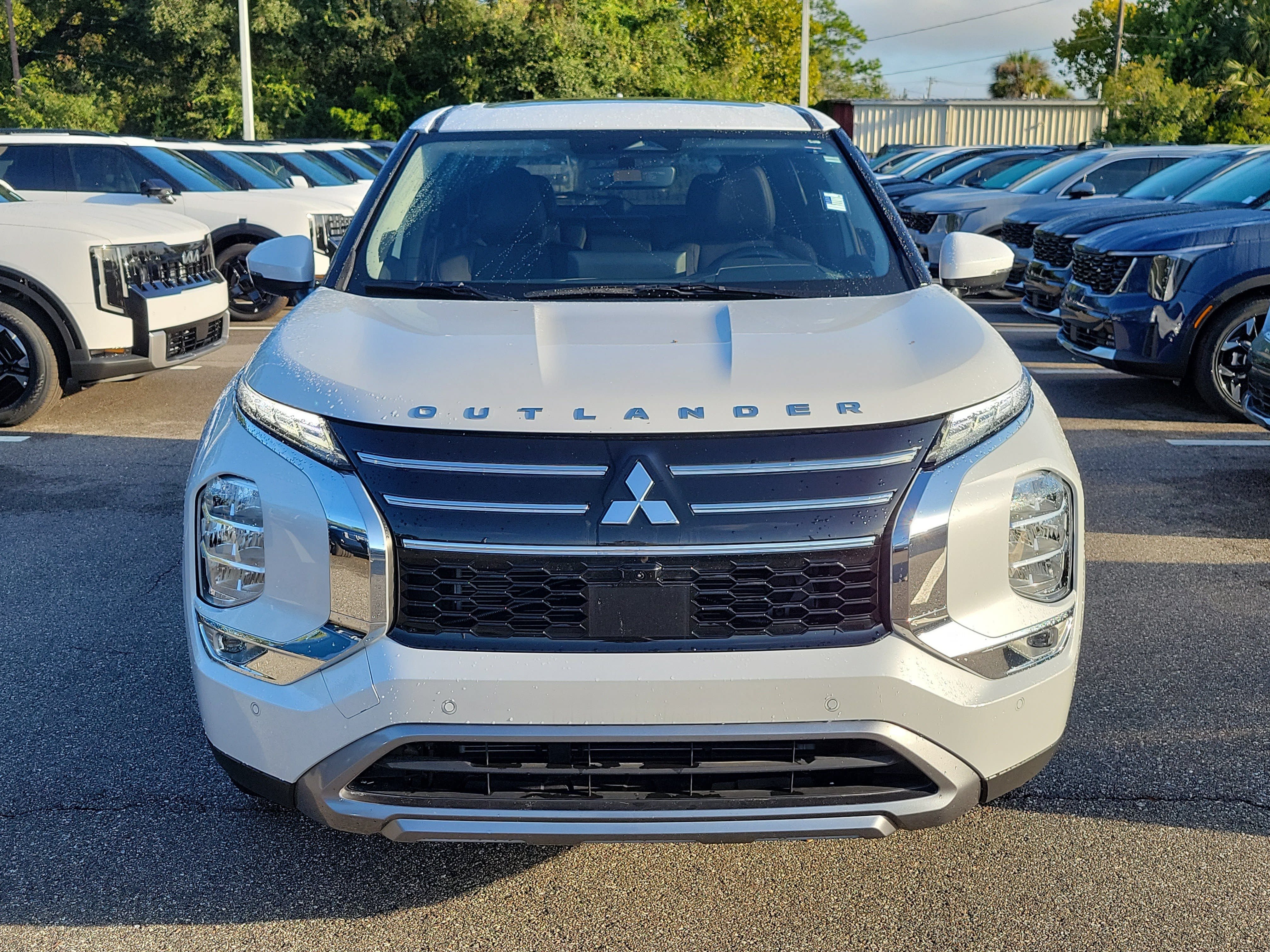 Used 2025 Mitsubishi Outlander SE FWD image 3