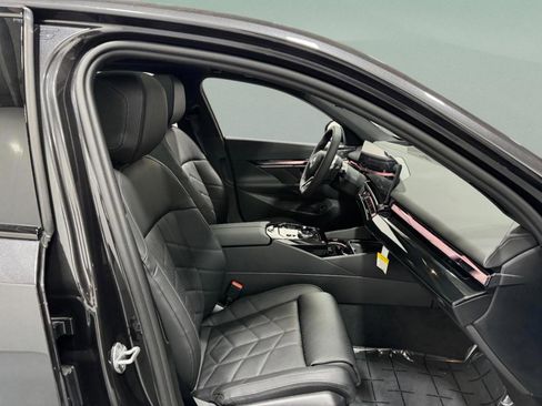 New 2026 BMW 550e xDrive image 19