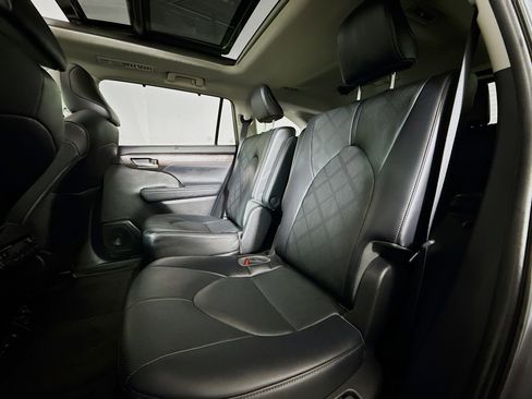 Used 2023 Toyota Highlander Platinum AWD/4WD image 22