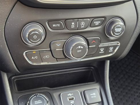 Certified 2022 Jeep Cherokee Latitude w/ Sun & Sound Group image 18