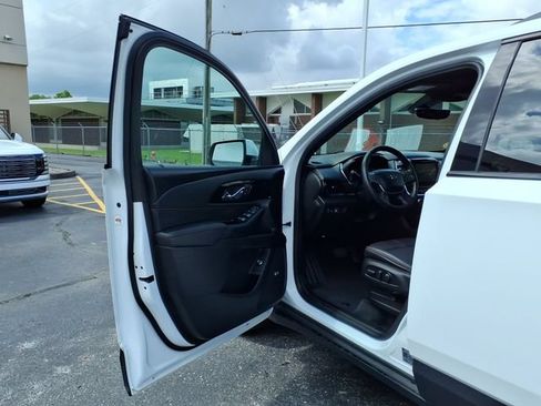 Used 2023 Chevrolet Traverse RS FWD image 18