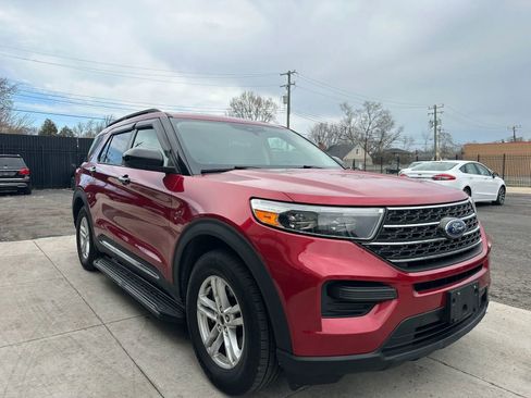 Used 2020 Ford Explorer XLT image 3