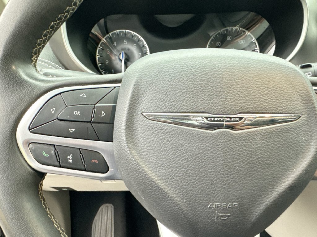 Used 2023 Chrysler Pacifica Touring-L w/ Uconnect Theater Family Group AWD/4WD image 17