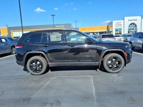 New 2025 Jeep Grand Cherokee Limited w/ Luxury Tech Group II image 17