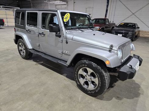 Used 2017 Jeep Wrangler Unlimited Sahara w/ Connectivity Group image 19