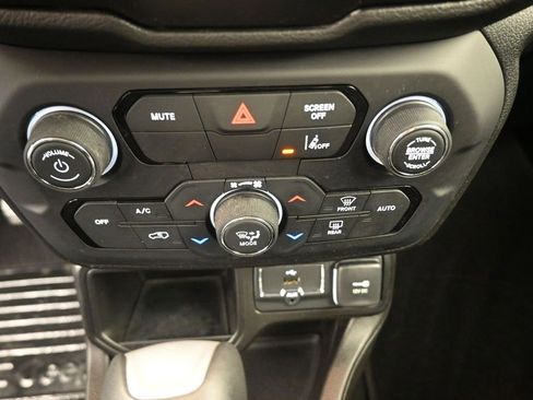 Used 2021 Jeep Renegade Latitude image 3
