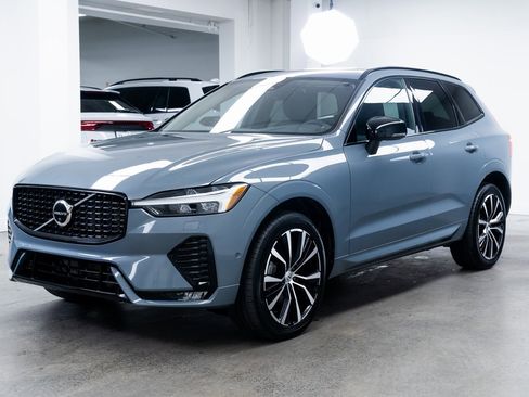 Used 2023 Volvo XC60 B5 Plus image 3