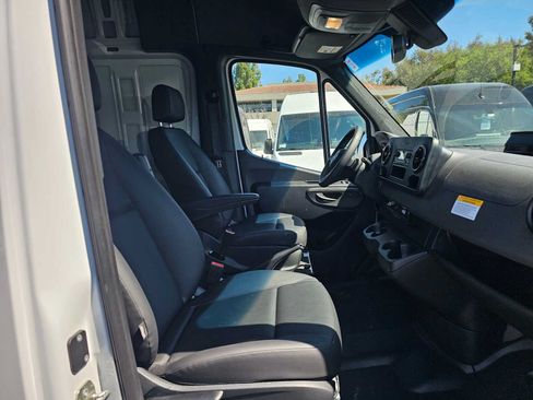 Used 2025 Mercedes-Benz Sprinter 2500 image 10