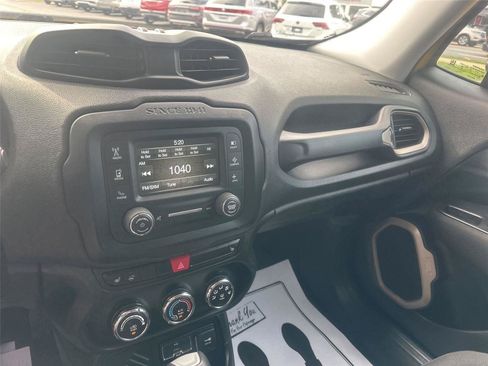 Used 2017 Jeep Renegade Latitude w/ Cold Weather Group FWD image 30